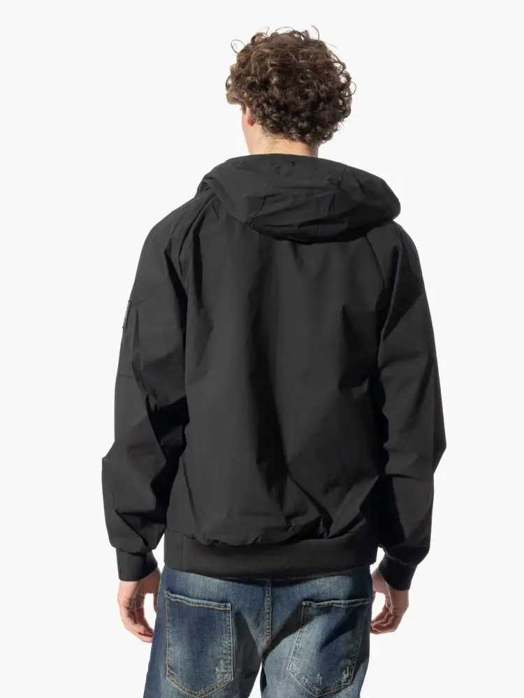 giubbotto nero uomo leggero con cappuccio logo sul braccio miniatura 2