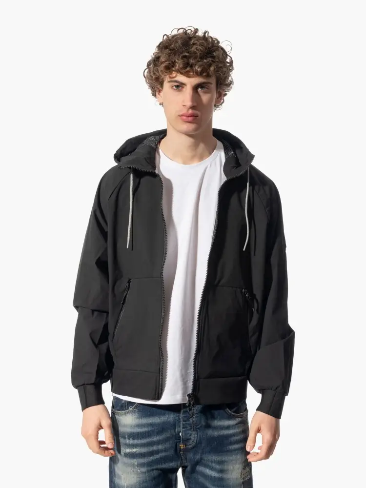 giubbotto nero uomo leggero con cappuccio logo sul braccio