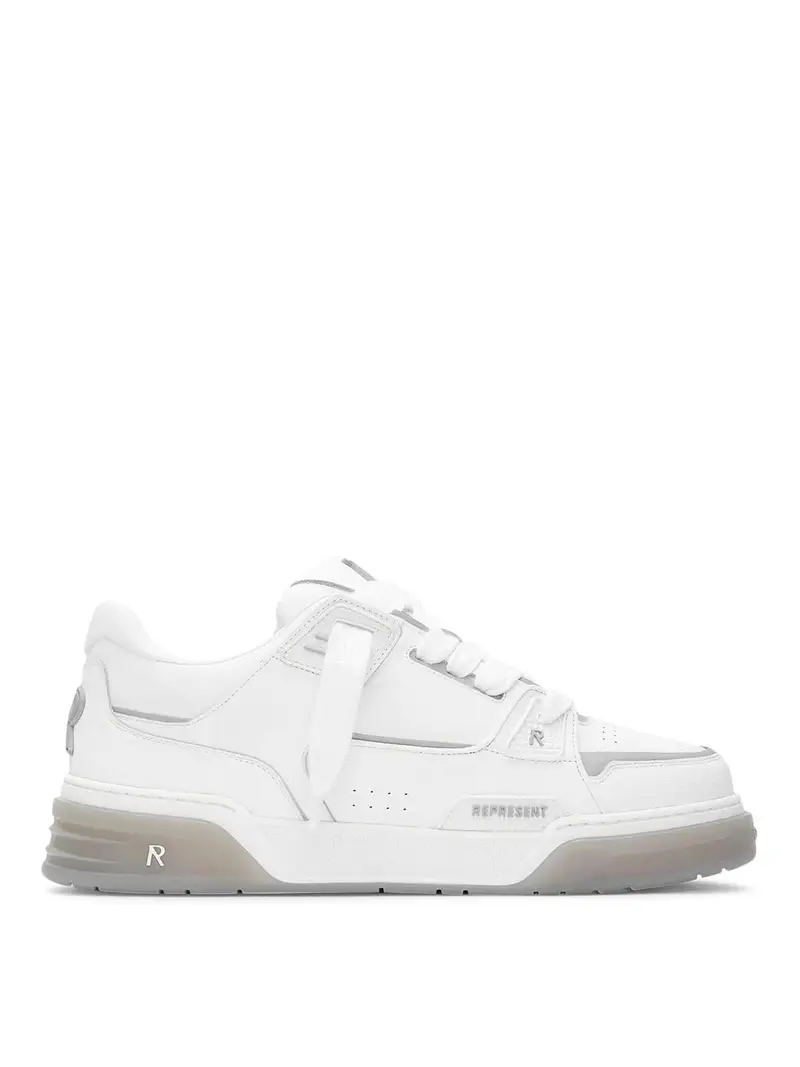 Sneaker in studio Bianco