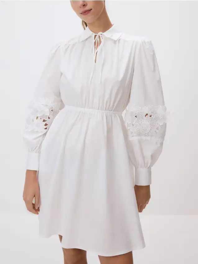 Abito con applicazione floreale - bianco
