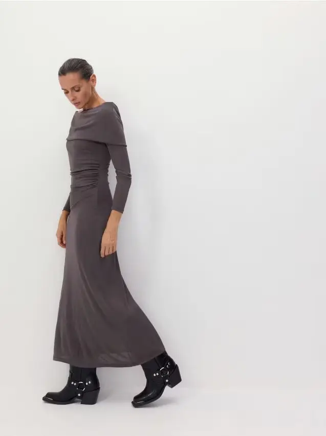 Abito con spalle scoperte - beige