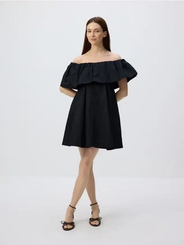 Abito con spalle scoperte - nero