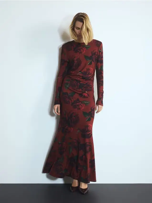 Abito con stampa di rose - carminio