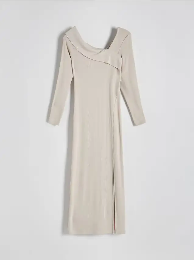 Abito in maglia con scollo asimmetrico - beige
