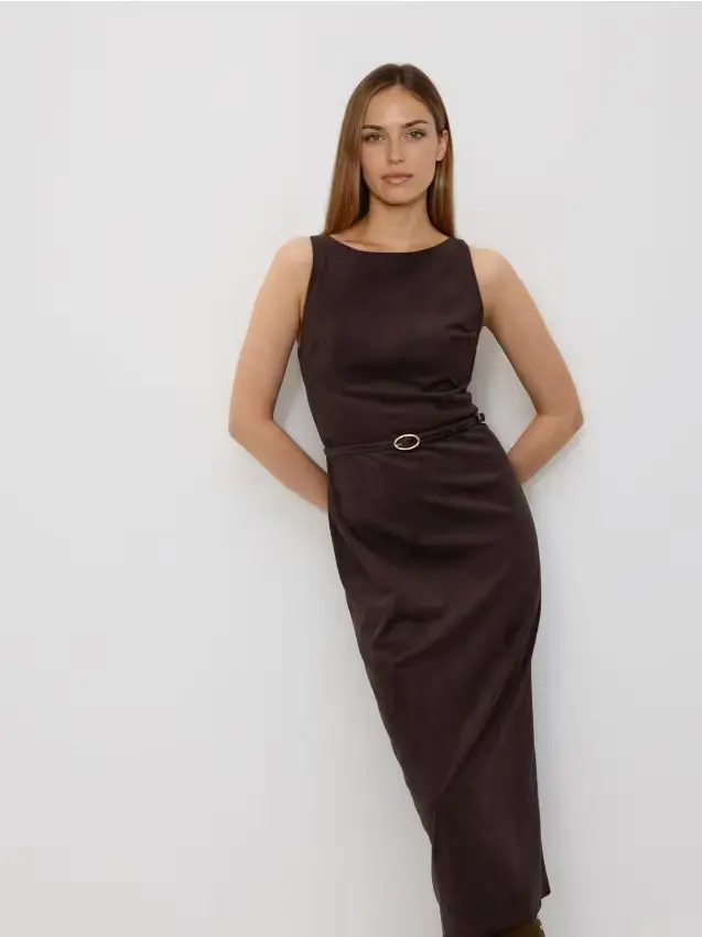Abito lungo con cintura - marrone scuro