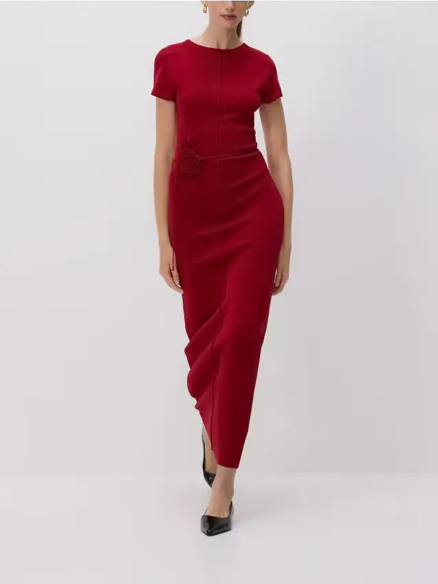 Abito maxi con cintura decorativa - rosso