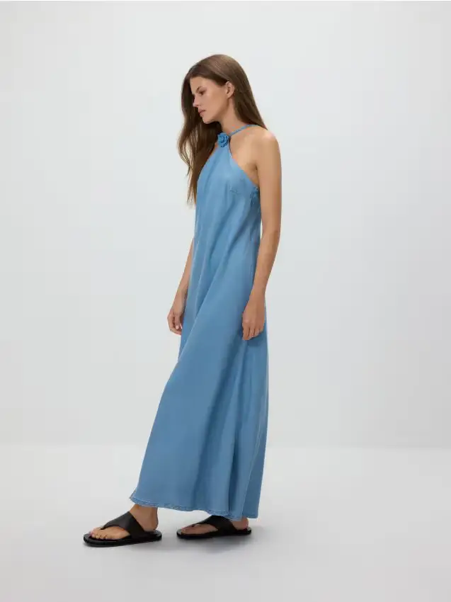 Abito maxi con rosa decorativa - blu