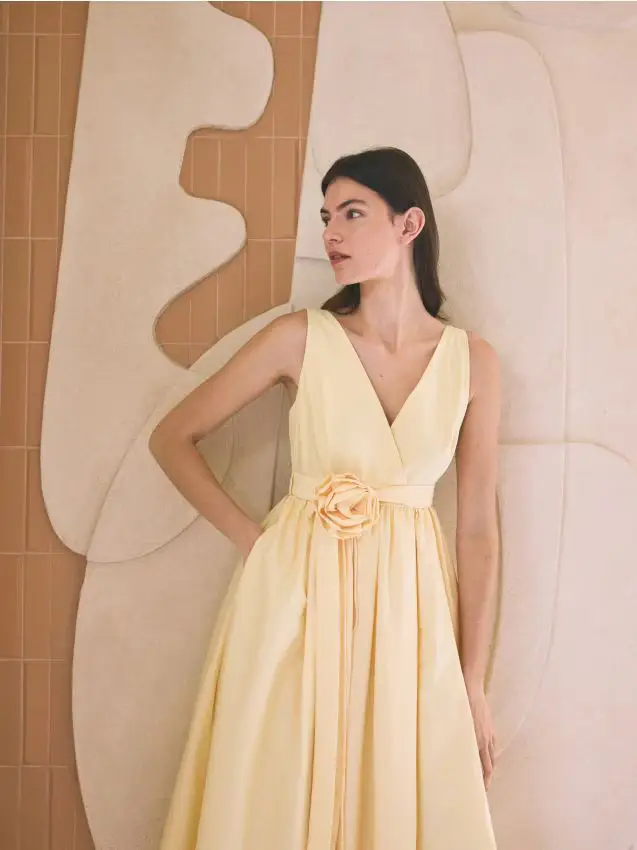 Abito midi con cintura decorativa - giallo chiaro