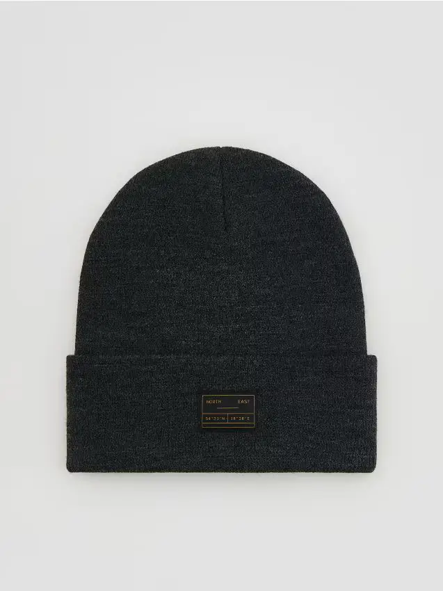 Beanie con toppa - grigio scuro