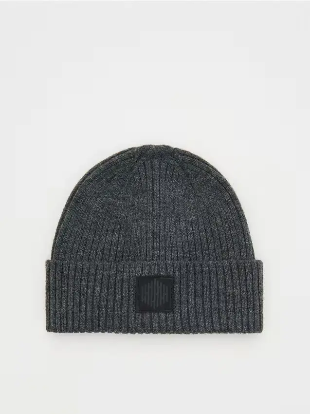 Beanie con toppa - grigio scuro
