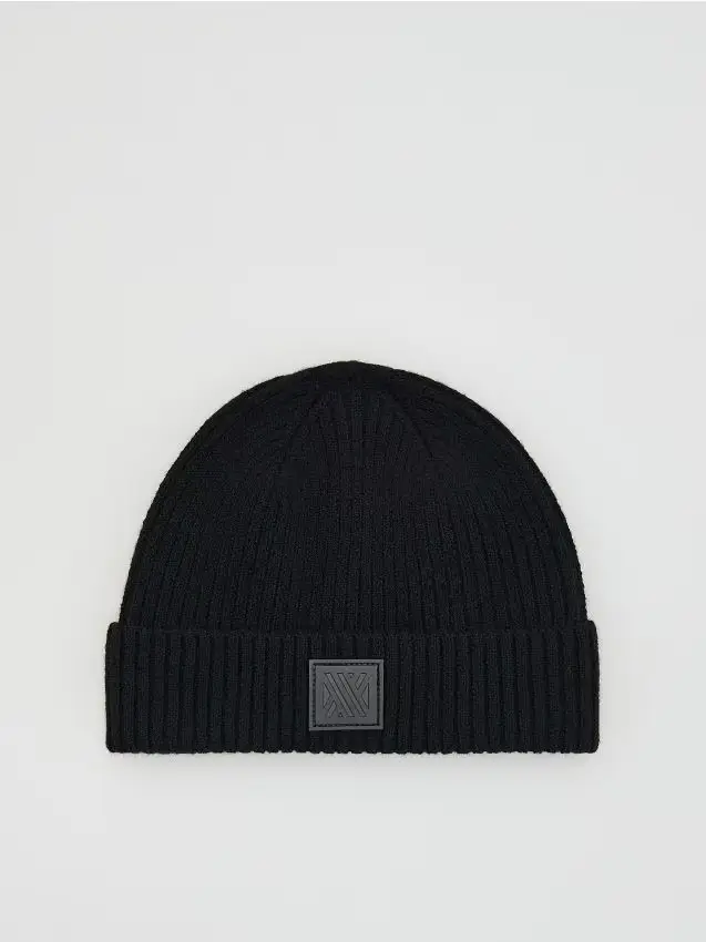 Beanie con toppa - nero