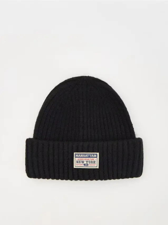 Beanie con toppa - nero