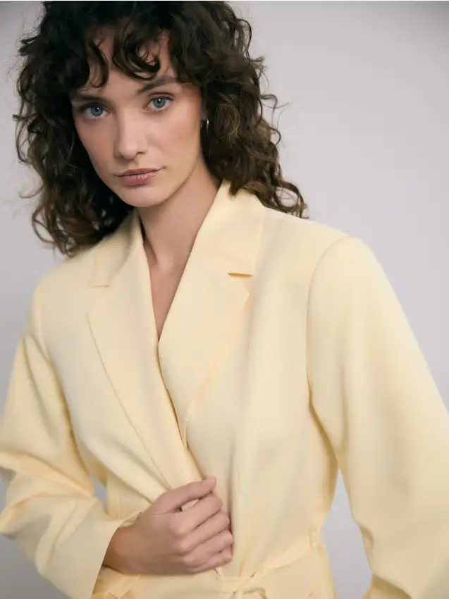 Blazer con allacciatura - giallo chiaro