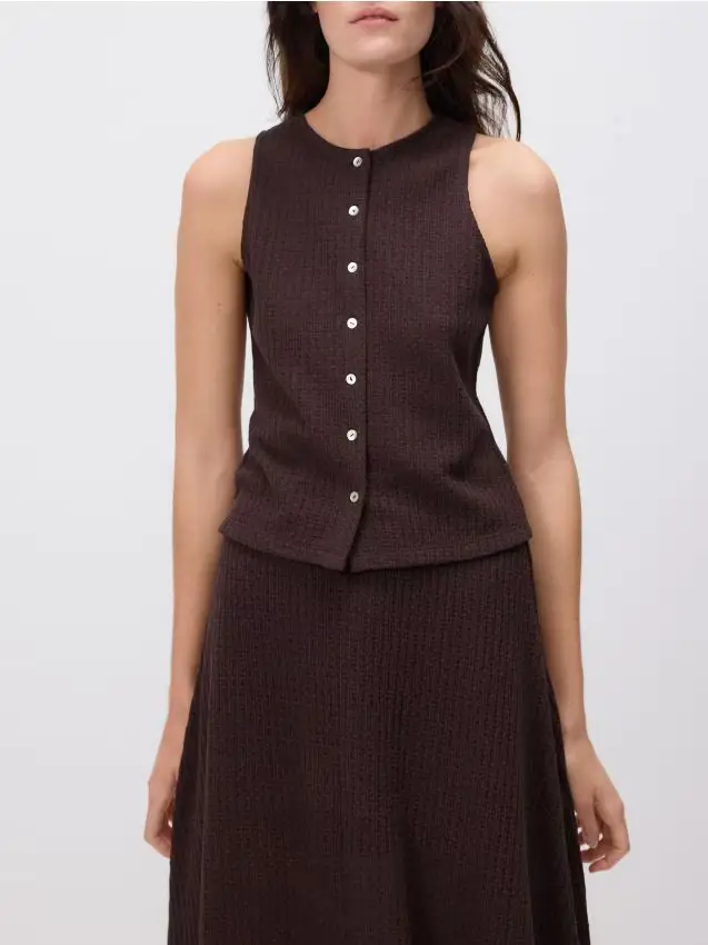 Blusa con bottoni decorativi - marrone scuro