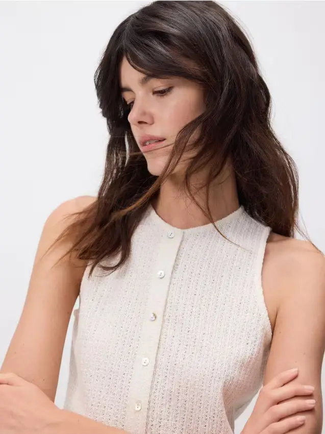 Blusa con bottoni decorativi - panna