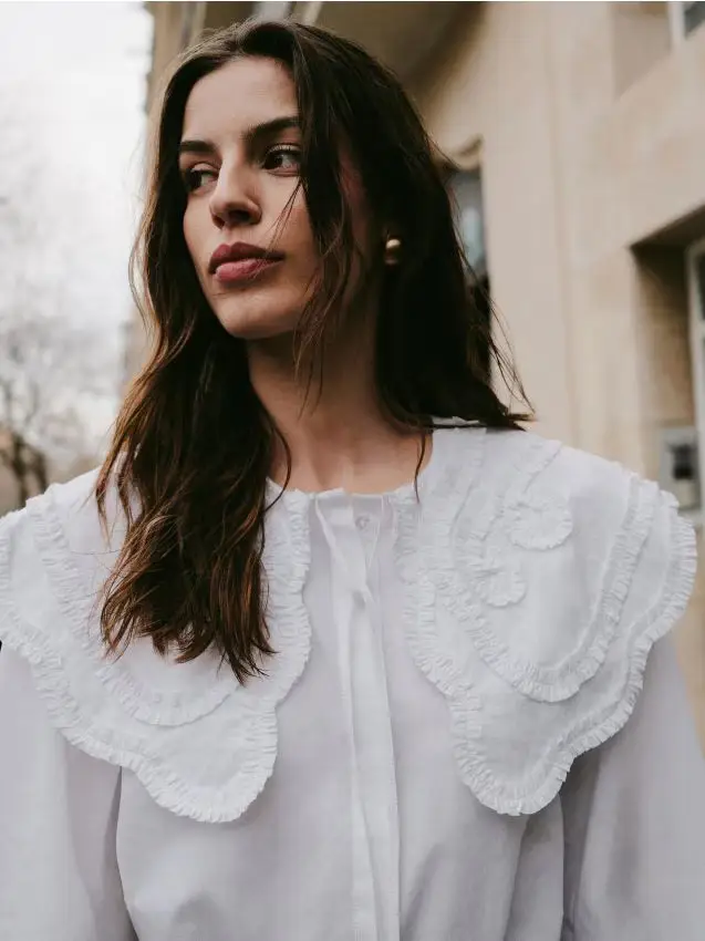 Blusa con colletto decorativo - bianco