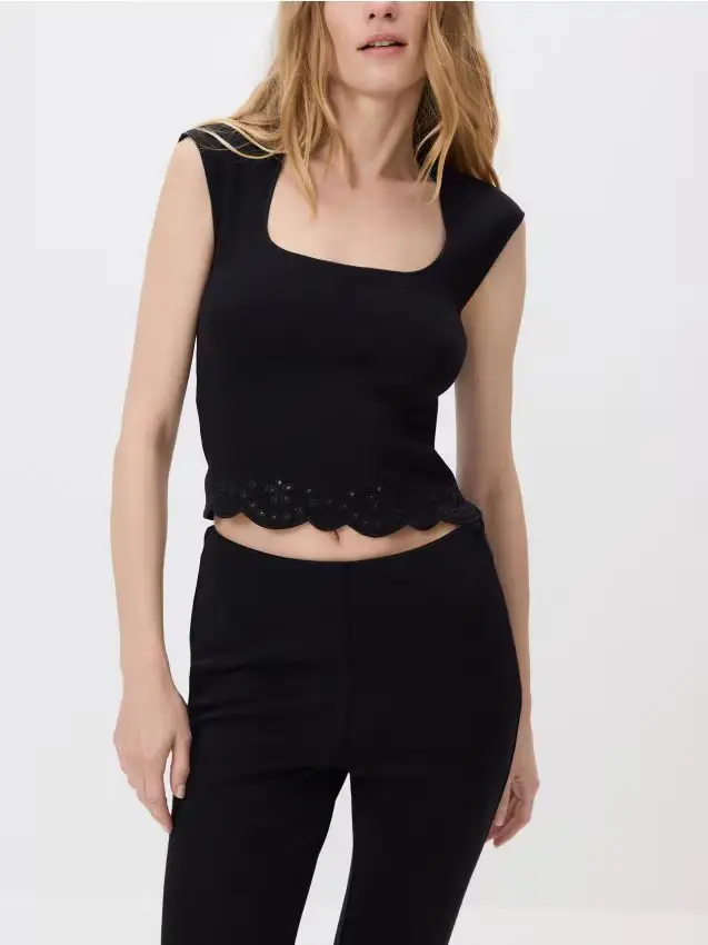Blusa con finiture traforate - nero