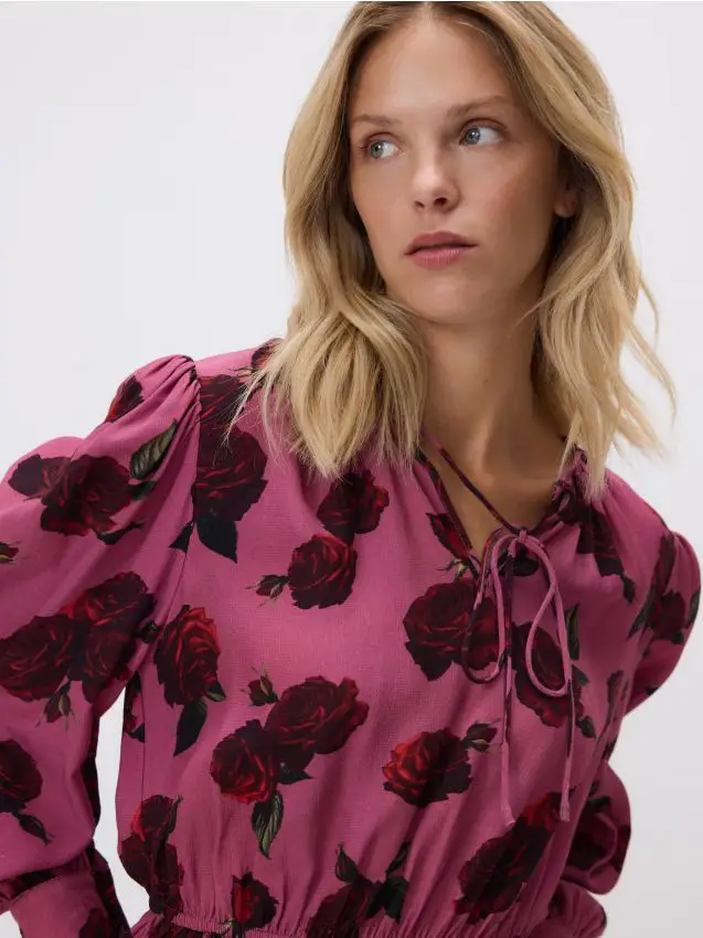 Blusa con motivo di rose - rosa cipria