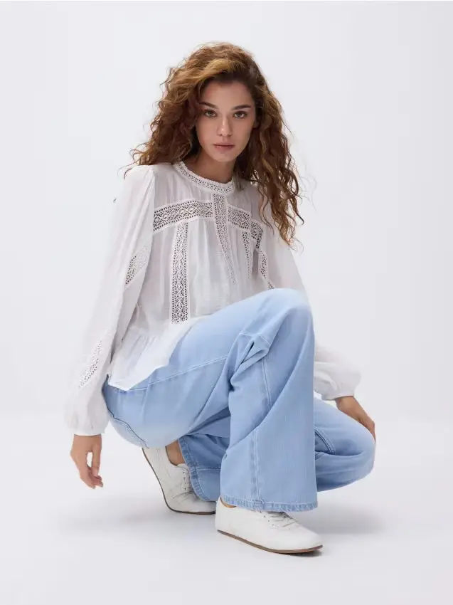 Blusa con motivo traforato - bianco