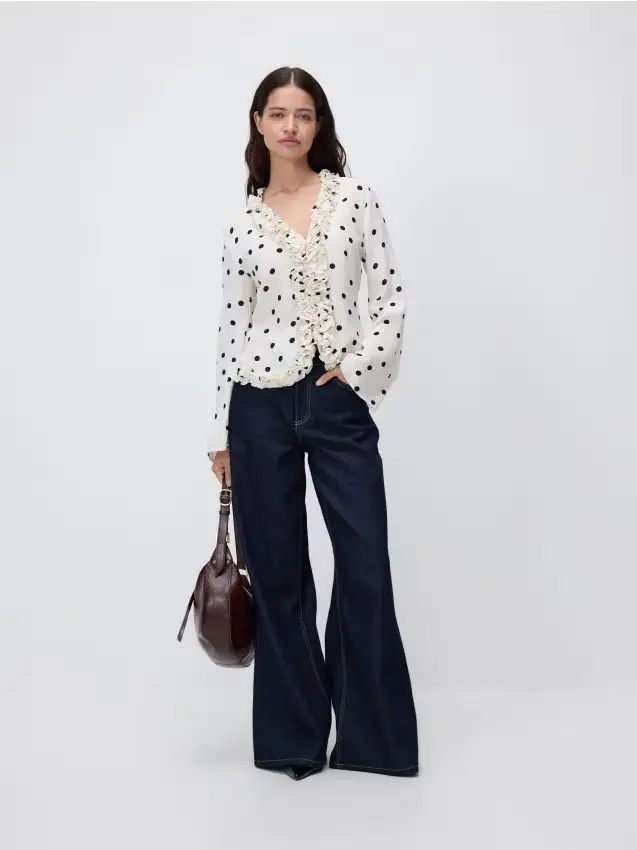 Blusa con volant decorativo - panna