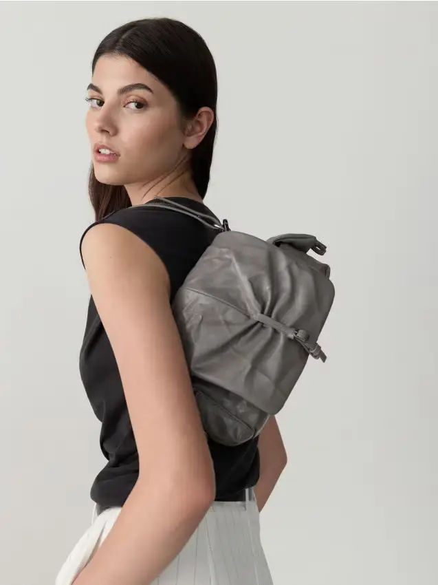 Borsa con arricciature - grigio scuro