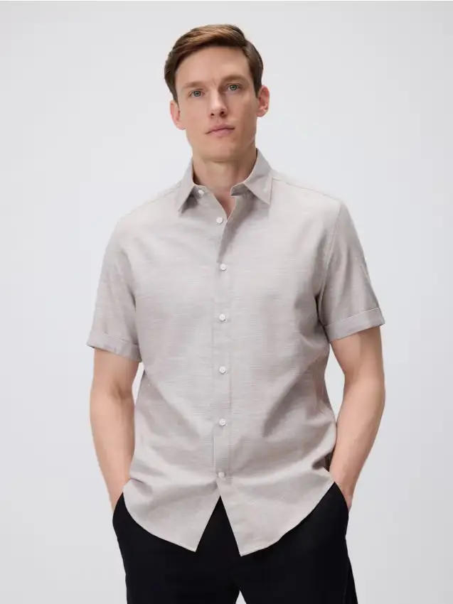 Camicia a taglio standard in misto cotone - caffè