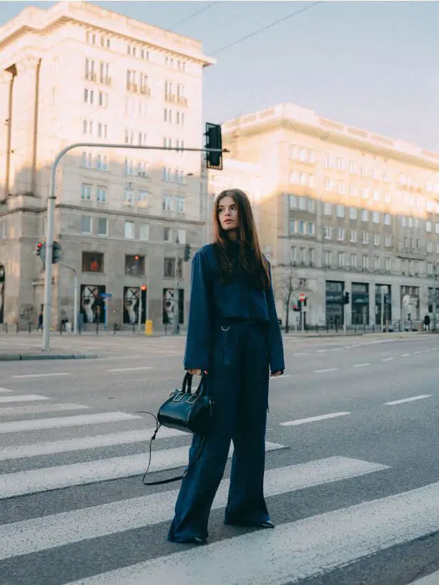 Camicia in raso dal taglio corto - blu scuro