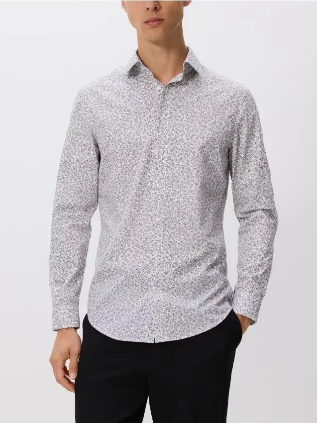 Camicia slim fit con motivo piccolo - marrone