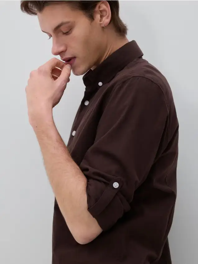 Camicia slim fit in misto cotone - marrone scuro