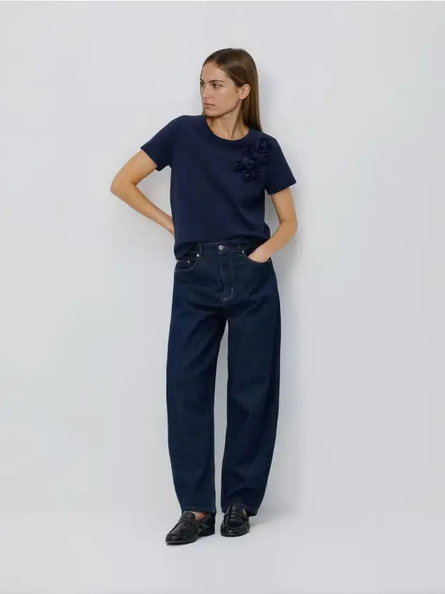 Camiseta con applicazione floreale - blu scuro