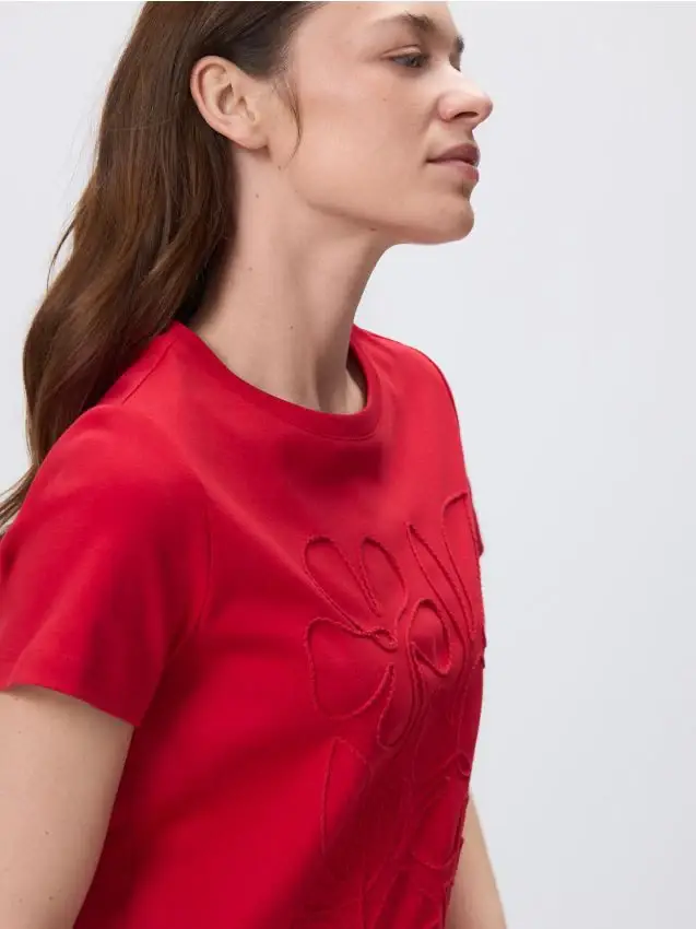 Camiseta con applicazione floreale - rosso