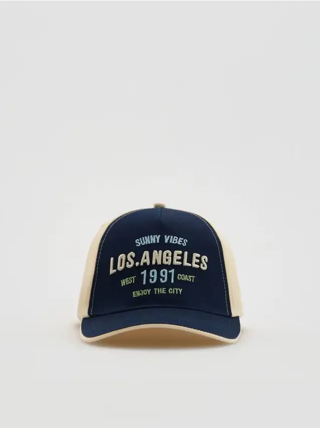 Cappello con visiera e ricamo - blu scuro