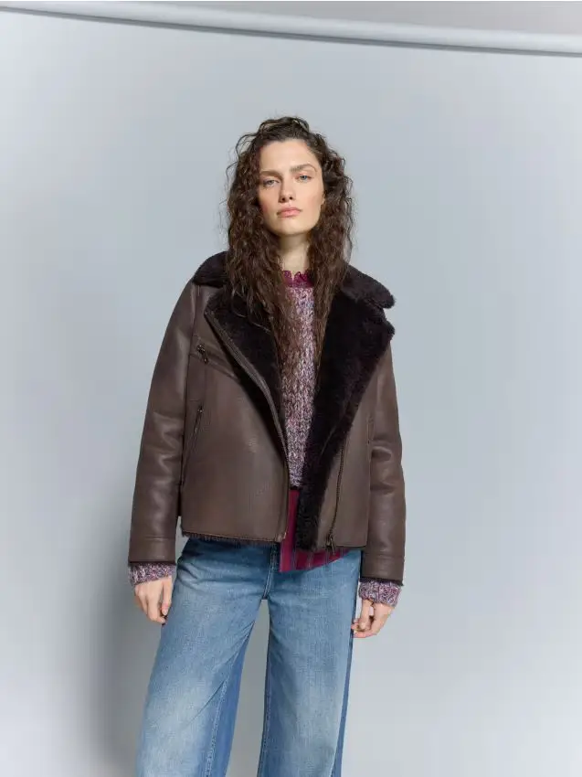 Cappotto in ecopelle con finiture in montone sintetico - marrone scuro