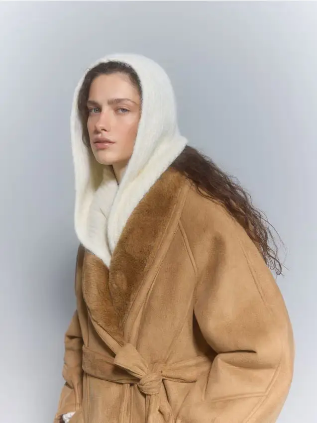 Cappuccio in maglia con laccio - nude