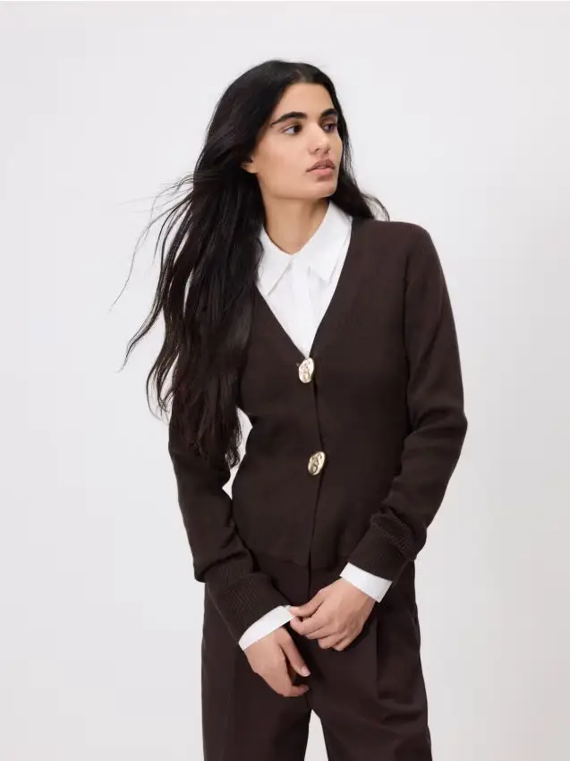 Cardigan con bottoni decorativi - marrone