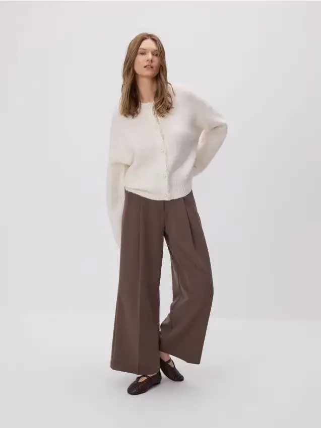 Cardigan con bottoni decorativi - panna