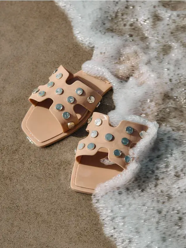 Ciabatte con borchie - beige