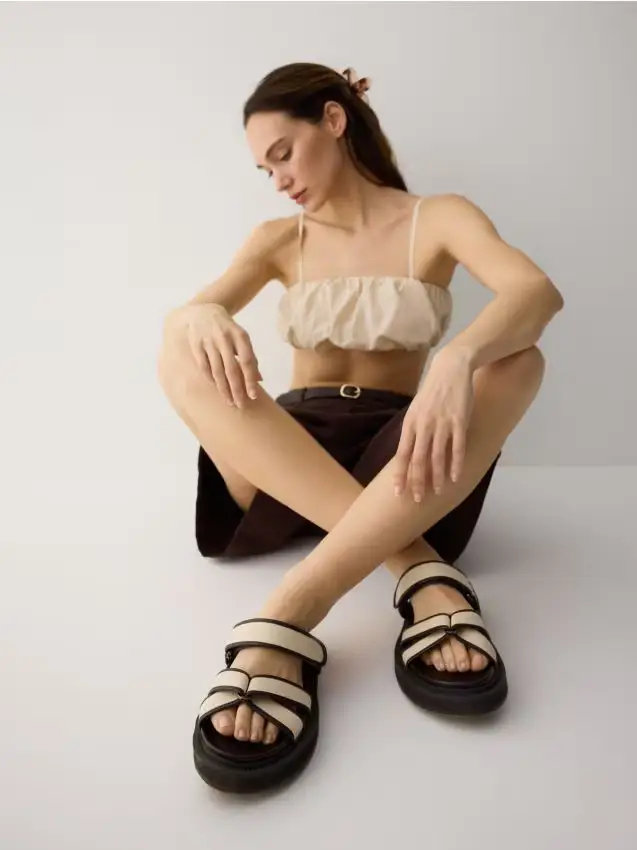 Ciabatte con cinturini - nero