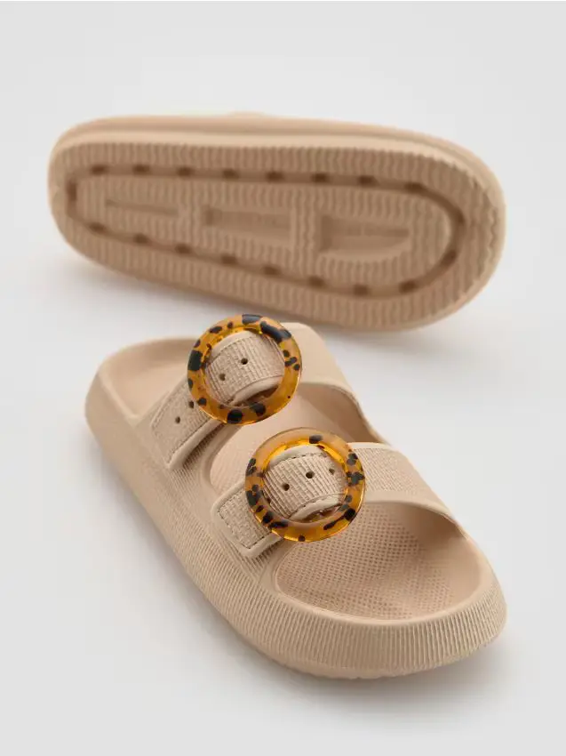 Ciabatte con fibbie decorative - caffè