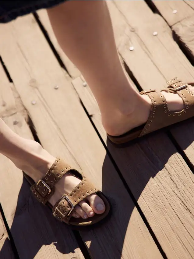 Ciabatte in pelle scamosciata con fibbie - beige