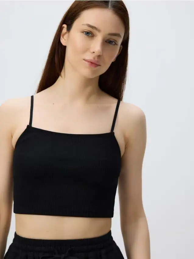 Crop top con spalline - nero
