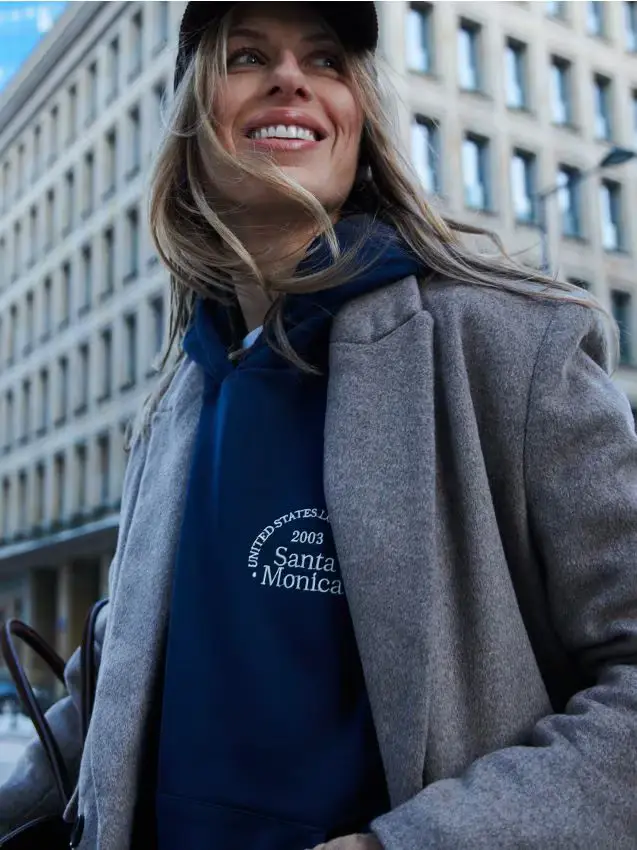 Felpa con cappuccio con slogan ricamato - blu scuro