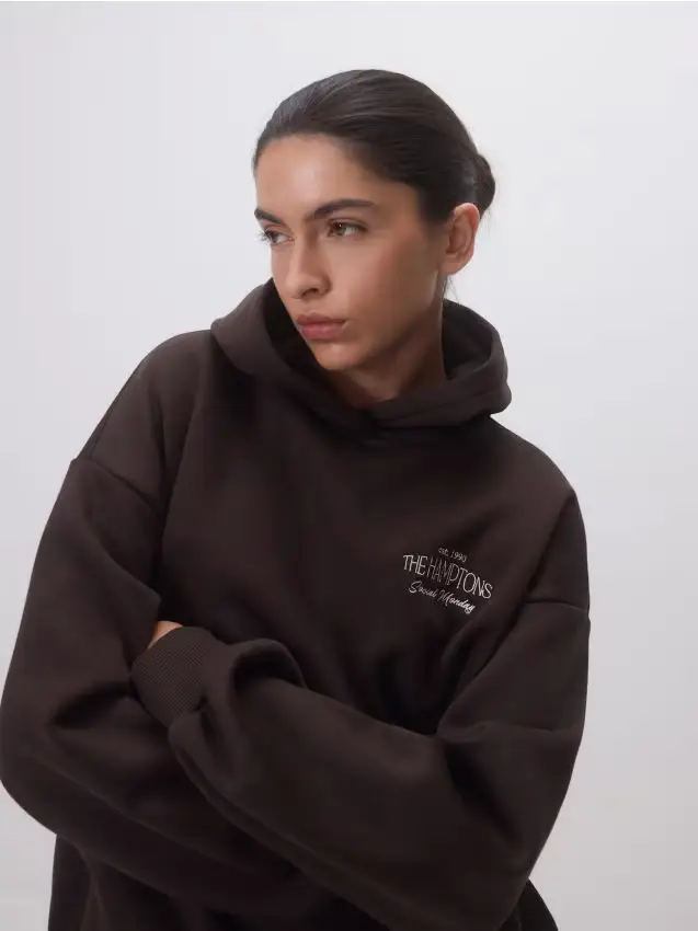 Felpa con cappuccio con slogan ricamato - marrone scuro