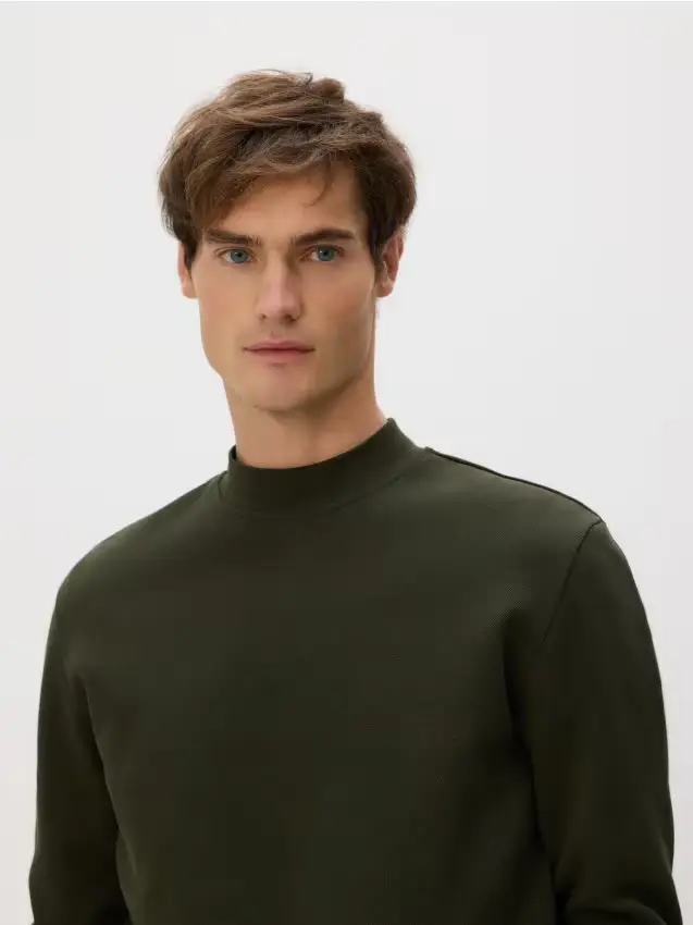 Felpa con collo rialzato - verde scuro