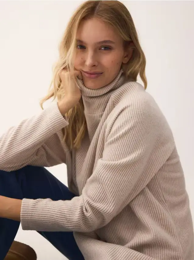 Felpa lunga con dolcevita - beige