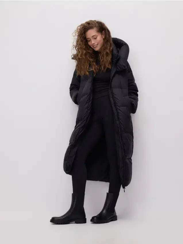 Giacca in piumino con cappuccio - nero