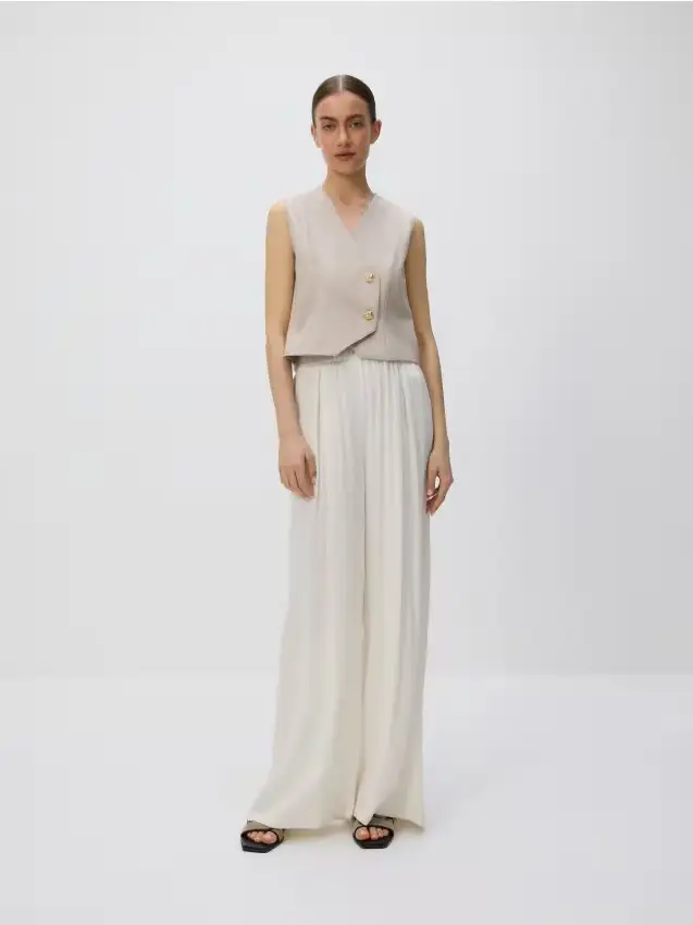 Gilet con bottoni decorativi - beige