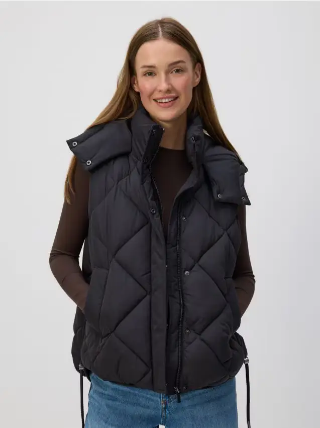 Gilet trapuntato con cappuccio - nero