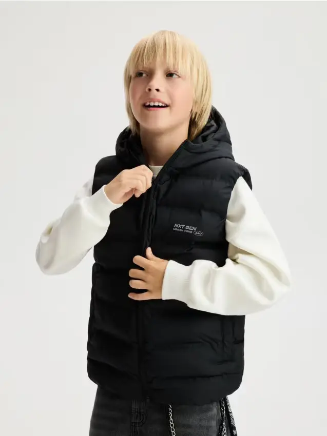 Gilet trapuntato con cappuccio - nero