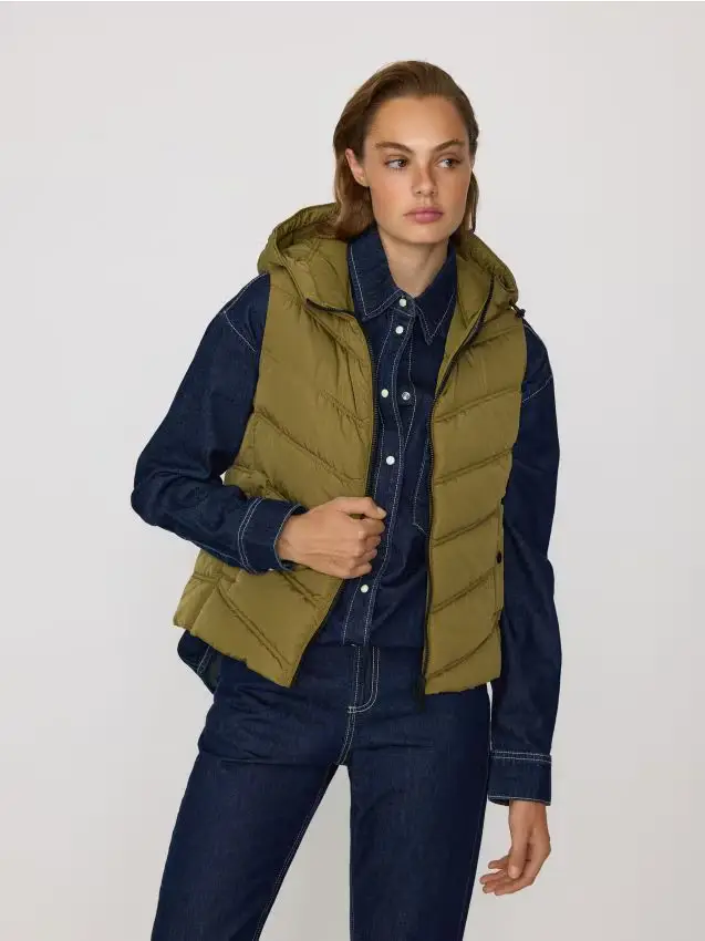 Gilet trapuntato con cappuccio - verde oliva